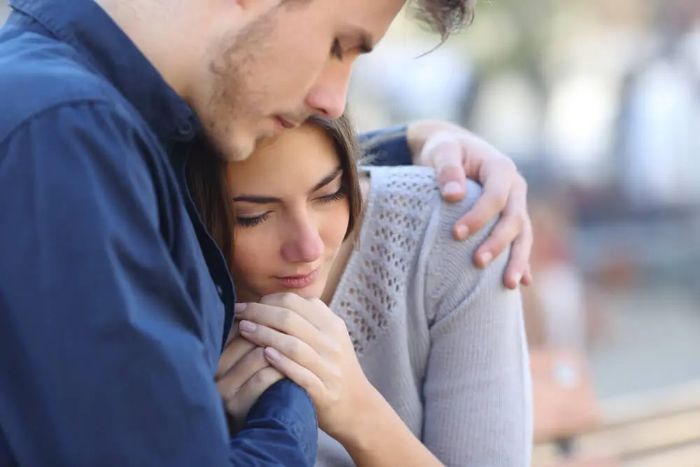 miskraam begeleiding vrouw en man troosten elkaar